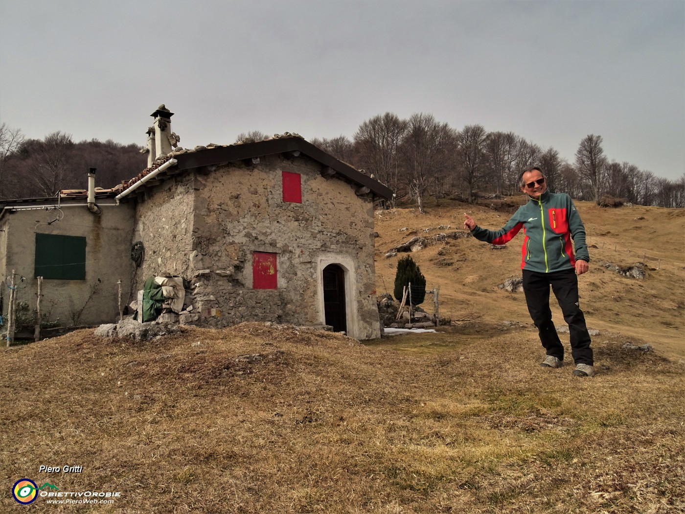 04 Pascoli riarsi dalla sete alla Baita Alta del Sornadello (1407 m).JPG